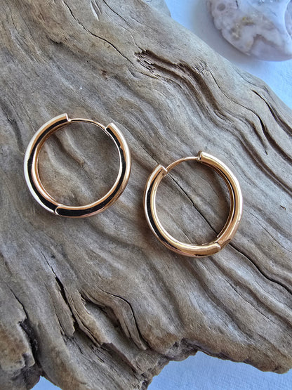 Foundation Huggie Hoops (24.5MM)
