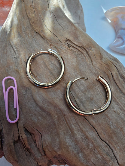 Foundation Huggie Hoops (24.5MM)